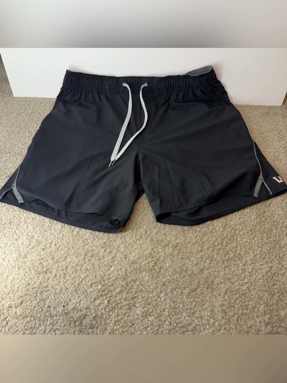 VUORI Men’s Black Solid Drawstring Elastic Waist Lined  Trail Shorts Lined sz M